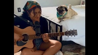 The image, taken from the viral Instagram video, shows the woman singing for her dog. (Instagram/@lesliemosier)
