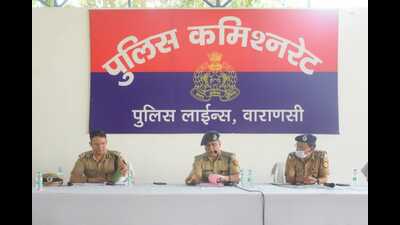Commissioner of police (CP), Varanasi, A Satish Ganesh conducting a meeting in Varanasi on Saturday. (HT PHOTO)