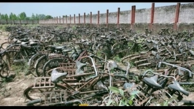 The cycles lying in open in Saharanpur. On reaching Saharanpur, they were stopped and quarantined in Radha Swami Satsang enclosures. They were then sent to their native places through buses and tokens were given to them to collect their bicycles on their return. (HT PHOTO)