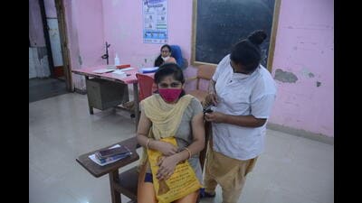A beneficiary gets her booster dose against Covid in Thane on Saturday (PRAFUL GANGURDE/HT PHOTO)