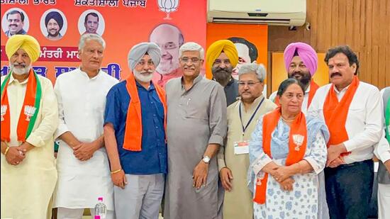 **EDS: TWITTER IMAGE POSTED BY @mssirsa ON SATURDAY, JUNE 4, 2022** Chandigarh: Union Minister Gajendra Sekhawat, BJP National General Secretary Dushyant Gautam and BJP leader Manjinder Singh Sirsa with former Congress leaders as they join BJP, in Chandigarh. (PTI Photo)(PTI06_04_2022_000143B) (PTI)