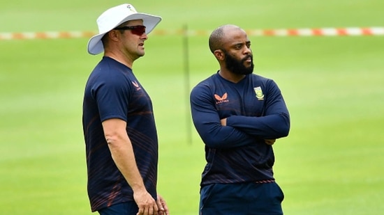 Mark Boucher and Temba Bavuma (R) during a training session(Getty Images)