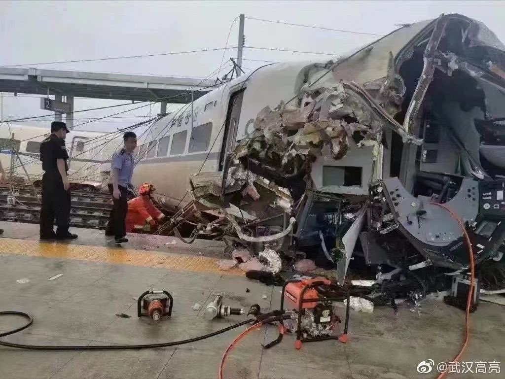 All injured passengers were sent to a local hospital, and the other 136 passengers have been rescued. (Twitter/@Sino_Market)