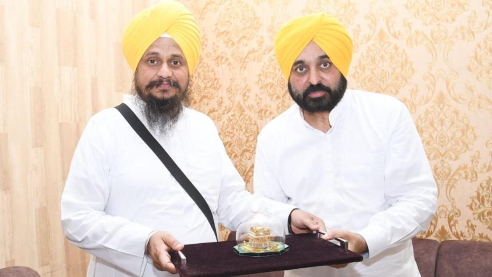 Op Bluestar anniv: Punjab CM visits Golden Temple, meets jathedar ...