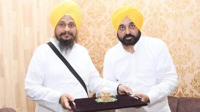 Akal Takht jathedar Giani Harpreet Singh presenting a replica of the Golden Temple to Punjab CM Bhagwant Mann in Amritsar on Sunday. (HT Photo) Akal Takht jathedar Giani Harpreet Singh presenting a replica of the Golden Temple to Punjab CM Bhagwant Mann in Amritsar on Sunday. (HT Photo)