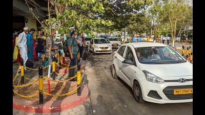 Passengers are seen waiting for cabs outside Pune airport on Sunday. (Shankar Narayan/HT PHOTO) Passengers are seen waiting for cabs outside Pune airport on Sunday. (Shankar Narayan/HT PHOTO)