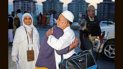 Families were seen bidding an emotional farewell to their relatives as they dropped them at the Hajj House in Srinagar from where they were taken to the airport in buses.The pilgrims, who were mostly were white, were seen chanting religious hymns. (Waseem Andrabi/ HT) Families were seen bidding an emotional farewell to their relatives as they dropped them at the Hajj House in Srinagar from where they were taken to the airport in buses.The pilgrims, who were mostly were white, were seen chanting religious hymns. (Waseem Andrabi/ HT)