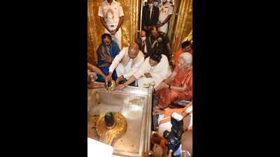 The President performed Shodashopachar poojan amid chanting of mantras. (HT)