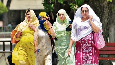 Women covering themselves up with dupattas for protection against the searing heat at the Sector-17 Plaza in Chandigarh on Saturday. (Ravi Kumar/HT) Women covering themselves up with dupattas for protection against the searing heat at the Sector-17 Plaza in Chandigarh on Saturday. (Ravi Kumar/HT)