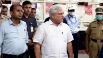 Kailash Gahlot is seen reprimanding the officials in the video.&nbsp;