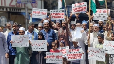 Raza Academy organized a protest outside Minara Masjid, Mumbai against the recent targeted killings of Kashmiri Pandits. (Twitter / @razaacademyho)