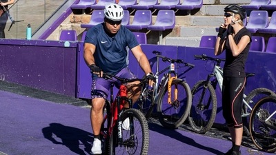 Brazil legend Ronaldo keeps 450 km cycling promise after Valladolid’s promotion (Twitter/relevo)