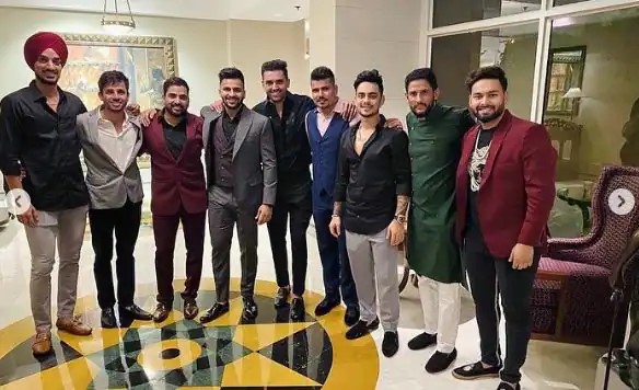 تم تصوير ديباك تشاهار مع أعضاء فريق الهند (Instagram / deepak_chahar9)
