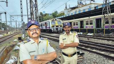 Police officers, fire bridge officials and ambulance and paramedical staff are first responders at any crash or accident site and receive the hard knocks from training on the job (Satish Bate/HT PHOTO) Police officers, fire bridge officials and ambulance and paramedical staff are first responders at any crash or accident site and receive the hard knocks from training on the job (Satish Bate/HT PHOTO)