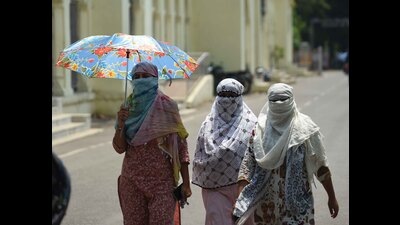 Students protect themselves from heatwave (ht photo)