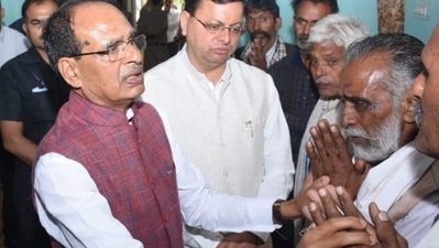 Uttarkashi accident: Madhya Pradesh Chief minister Shivraj Singh Chouhan and Uttarakhand Chief minister Pushkar Dhami meet affected families. Uttarkashi accident: Madhya Pradesh Chief minister Shivraj Singh Chouhan and Uttarakhand Chief minister Pushkar Dhami meet affected families. 