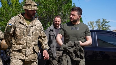 Ukrainian President Volodymyr Zelensky (R) visiting the frontline positions of the Ukrainian military during a working trip to the Zaporizhzhia region. (AFP) Ukrainian President Volodymyr Zelensky (R) visiting the frontline positions of the Ukrainian military during a working trip to the Zaporizhzhia region. (AFP)