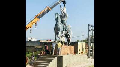 The statue of King Prithviraj Chauhan in Dullakheri village in district Shamli. (HT PHOTO) The statue of King Prithviraj Chauhan in Dullakheri village in district Shamli. (HT PHOTO)