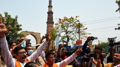 Members of right-wing organisations recently recited Hanuman Chalisa outside the Qutub Minar demanding that the monument be renamed as ‘Vishnu Stambh’. (HT PHOTO.)