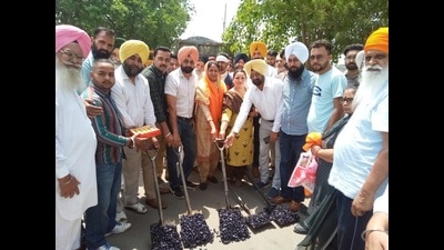 MLA Rajinder Pal Kaur Chhina inaugurates a road repair work in South constituency in Ludhiana on June 06, 2022. (HT PHOTO) MLA Rajinder Pal Kaur Chhina inaugurates a road repair work in South constituency in Ludhiana on June 06, 2022. (HT PHOTO)
