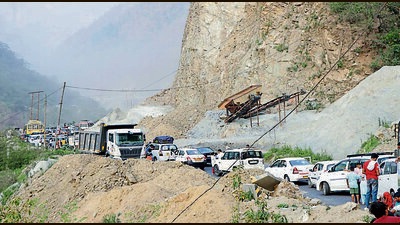 In the state capital, Shimla, the tourist influx has buoyed the spirits of the coronavirus beleaguered tourism sector, but consequent traffic snarls have commuters on edge. (Birbal Sharma /HT) In the state capital, Shimla, the tourist influx has buoyed the spirits of the coronavirus beleaguered tourism sector, but consequent traffic snarls have commuters on edge. (Birbal Sharma /HT)