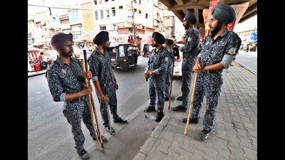 Paramilitary personnel keep a vigil on the Operation Bluestar anniversary at Chaura Bazaar in Ludhiana on Monday. (Gurpreet Singh/HT) Paramilitary personnel keep a vigil on the Operation Bluestar anniversary at Chaura Bazaar in Ludhiana on Monday. (Gurpreet Singh/HT)