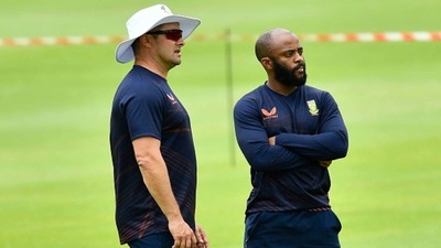 Mark Boucher and Temba Bavuma (R) during a training session (Getty Images)