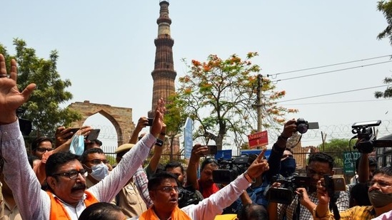 Members of right-wing organisations recently recited Hanuman Chalisa outside the Qutub Minar demanding that the monument be renamed as ‘Vishnu Stambh’. (HT PHOTO.)
