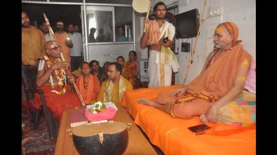 Swami Avimukteshwaranand has been on an indefinite fast at his Vidya Matt in Varanasi since June 4. (HT photo)