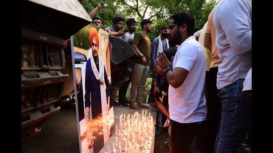 A fan prays for justice for the late singer at Civil Lines zone hall. (Photo: Manish Rajput/HT) A fan prays for justice for the late singer at Civil Lines zone hall. (Photo: Manish Rajput/HT)