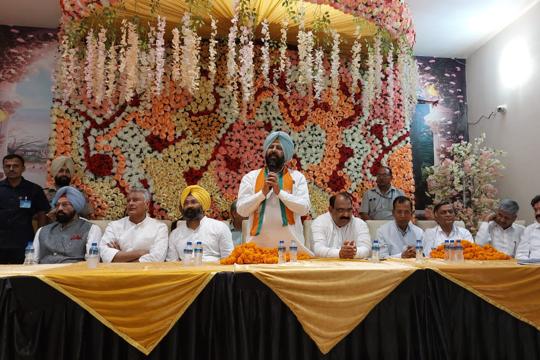 Sangrur BJP candidate Kewal Dhillon addressing supporters on Monday. He had joined the party in Chandigarh along with four former Congress ministers on June 4. (HT Photo) Sangrur BJP candidate Kewal Dhillon addressing supporters on Monday. He had joined the party in Chandigarh along with four former Congress ministers on June 4. (HT Photo)