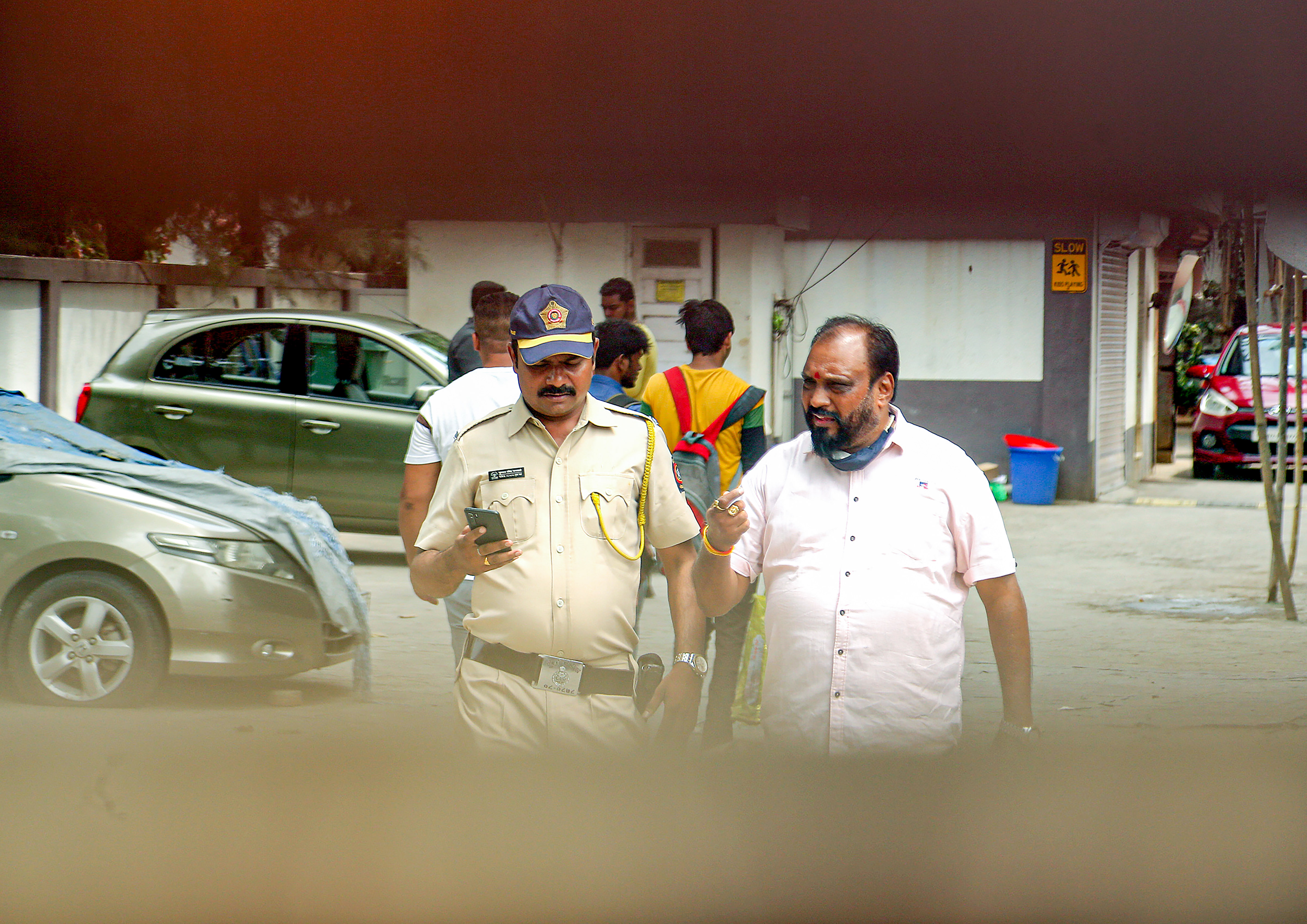 Mumbai: Security personnel outside the residence of Bollywood actor Salman Khan after a death threat from Lawrence Bishnoi gang, in Mumbai, Monday, June 6, 2022. (PTI Photo)(PTI06_06_2022_000117A) (PTI)