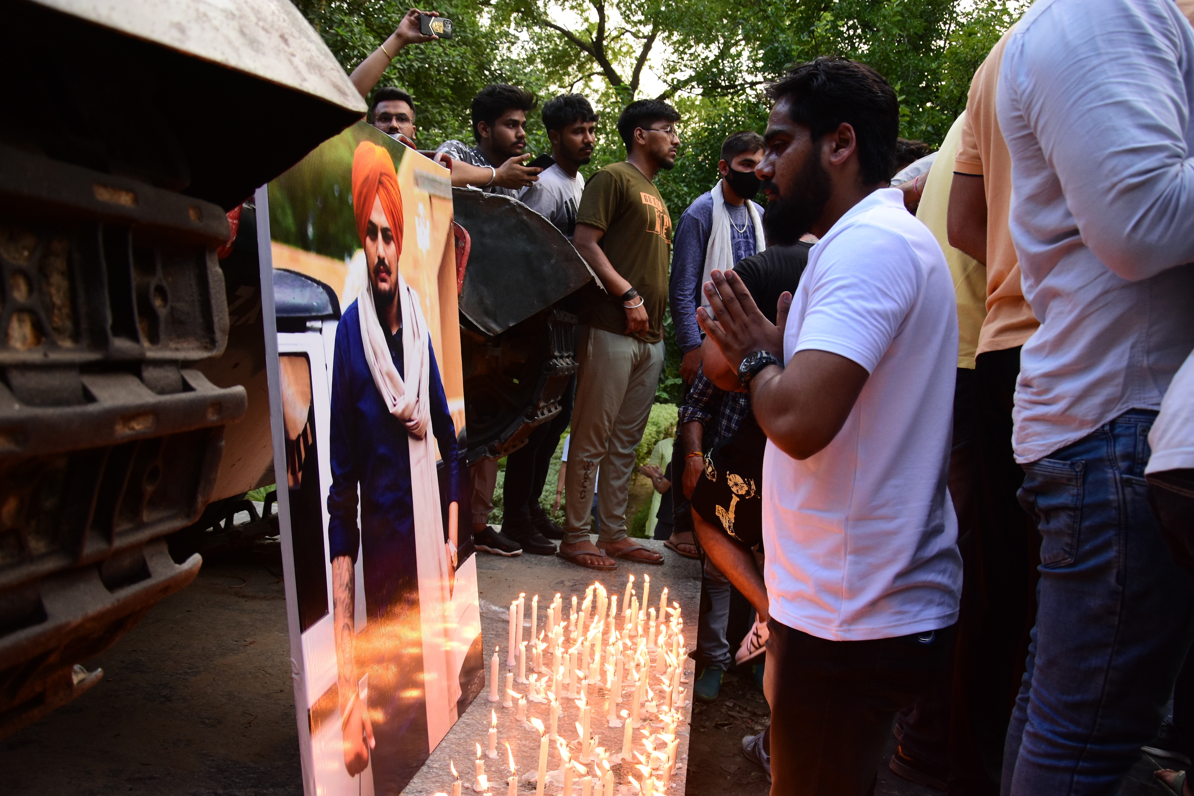 A fan prays for justice for the late singer at Civil Lines zone hall. (Photo: Manish Rajput/HT) A fan prays for justice for the late singer at Civil Lines zone hall. (Photo: Manish Rajput/HT)