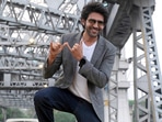Kartik Aaryan poses for a photo while promoting his film Bhool Bhulaiyaa 2.(Sudipta Banerjee) Kartik Aaryan poses for a photo while promoting his film Bhool Bhulaiyaa 2.(Sudipta Banerjee)