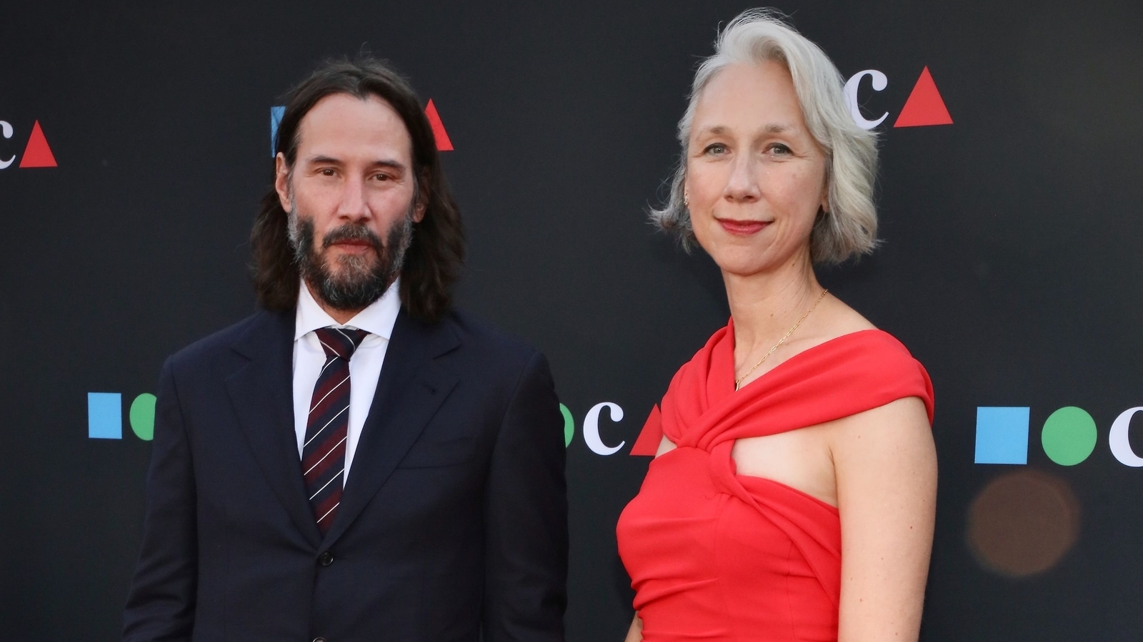 Keanu Reeves aparece en la alfombra roja por primera vez con su novia de 3 años