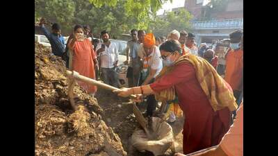 Union Minister Smriti Irani removing cow dung from a park in Varanasi . (HT Photo) Union Minister Smriti Irani removing cow dung from a park in Varanasi . (HT Photo)