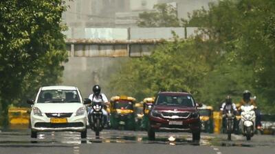 A mirage on Vikas Marg due to the scorching heat in New Delhi on Monday. (HT Photo)