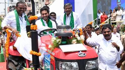 Taking the driver’s seat of a tractor, Andhra Pradesh chief minister YS Jagan Mohan Reddy, drove amidst loud cheers from the gathering at the event in Guntur district. (HT PHOTO.) Taking the driver’s seat of a tractor, Andhra Pradesh chief minister YS Jagan Mohan Reddy, drove amidst loud cheers from the gathering at the event in Guntur district. (HT PHOTO.)