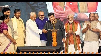 Union minister Nitin Gadkari with Bihar chief minister Nitish Kumar during the inauguration of the eastern flank of the Mahatma Gandhi setu in Hajipur on Tuesday. (Santosh Kumar/HT Photo) Union minister Nitin Gadkari with Bihar chief minister Nitish Kumar during the inauguration of the eastern flank of the Mahatma Gandhi setu in Hajipur on Tuesday. (Santosh Kumar/HT Photo)