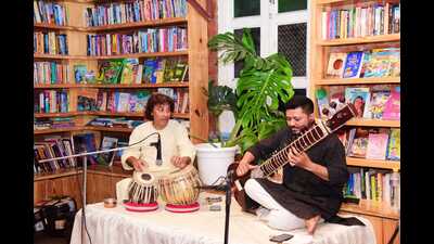 Sitarist Vinayak Sharma performing with Arunesh Pandey in Lucknow. Sitarist Vinayak Sharma performing with Arunesh Pandey in Lucknow.