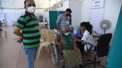 Mumbai, India - June 07, 2022: A health worker inoculates a senior citizen beneficiary with a booster dose against Covid-19 at Jumbo Covid-19 Vaccination Centre, Malad, in Mumbai, India, on Tuesday, June 07, 2022. (Photo by Vijay Bate/HT Photo) (Vijay Bate)