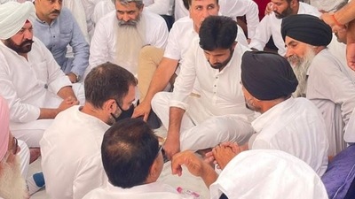 Rahul Gandhi meets Sidhu Moose Wala's family. Rahul Gandhi meets Sidhu Moose Wala's family. 