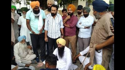 Cane farmers gheraoing AAP MLA from Amargarh constituency Jaswant Singh Gajjan Majra at Kheri Jattan village on Tuesday. (HT Photo)