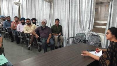 Municipal corporation (MC) zonal commissioner Poonampreet Kaur during a meeting with staff members at the MC’s Zone-C office on Gill road in Ludhiana. (HT PHOTO)