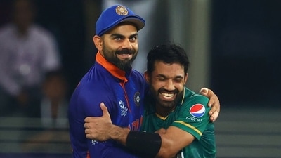 Virat Kohli and Mohammad Rizwan after Pakistan's 10-wicket win over India during last year's T20 World Cup.&nbsp; (Getty Images)