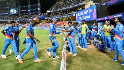 Delhi Capitals players return to the dugout.&nbsp; (IPL)