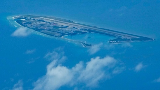 Estruturas e edifícios chineses no Fiery Cross Reef artificial no grupo de ilhas Spratlys no Mar da China Meridional. (AP)