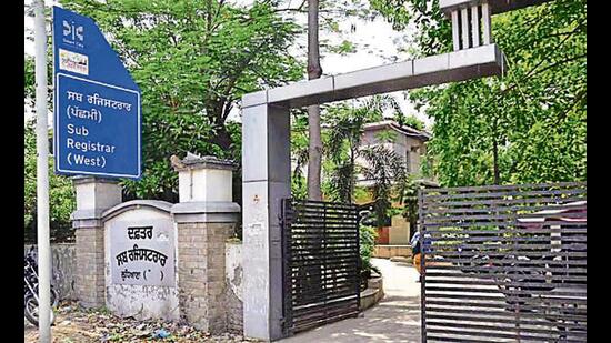 Stalemate between staff, Punjab government brings revenue department’s work to a halt Stalemate between staff, Punjab government brings revenue department’s work to a halt