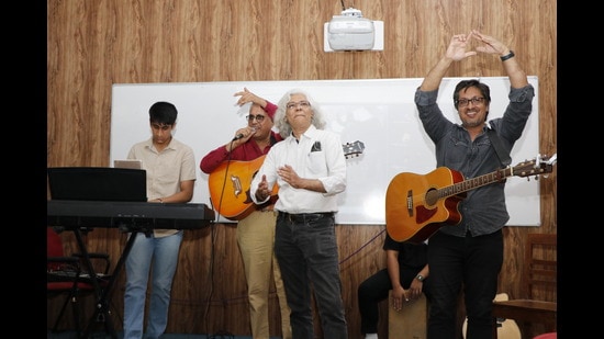 Former members of Horizon band, Sandeep Madan and Gautam Chikermane took to the stage along with musician Hitesh Rikki Madan. (Photo: Dhruv Sethi/HT)