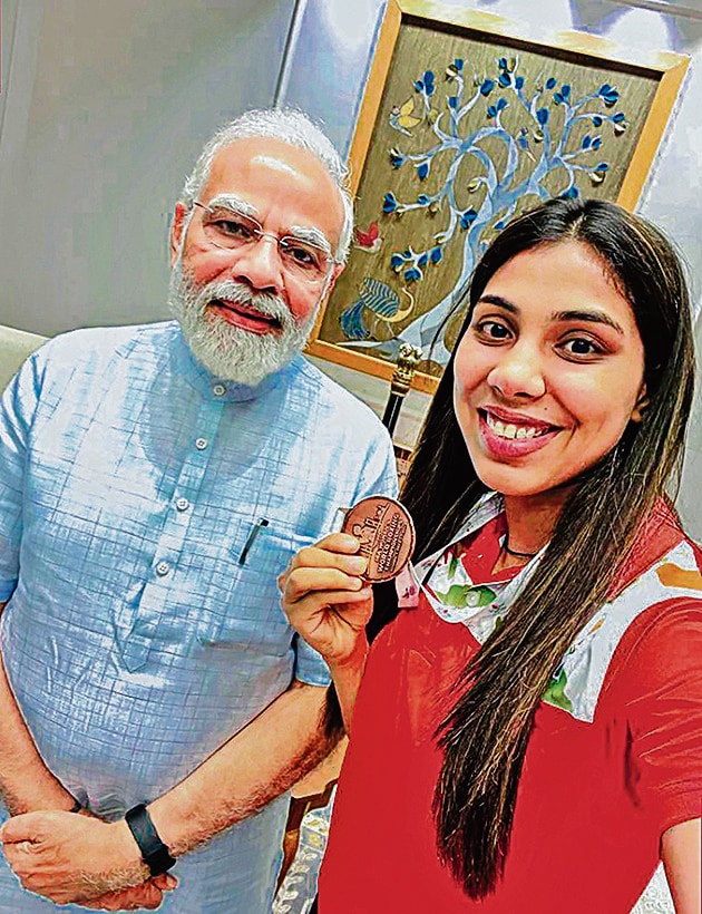 Prime Minister Narendra Modi with bronze medallist boxer Manisha Moun. (Photo: PTI)